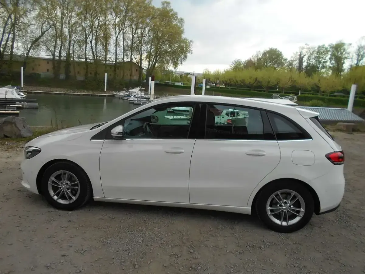 Gebraucht Mercedes B180 136 PS (100 kW) 2019 Polarweiss  unilack Kleinwagen
