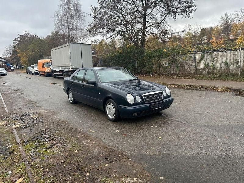Gebraucht Mercedes E200 Classic 136 PS (100 kW) 1997 Blau Limousine