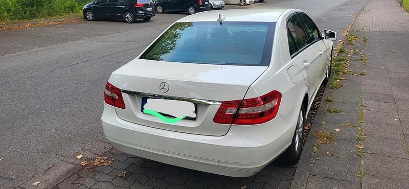 Weiß Gebraucht 2010 Mercedes E200 Limousine | 10.750 € (Fairer Preis) - Bild 1/4