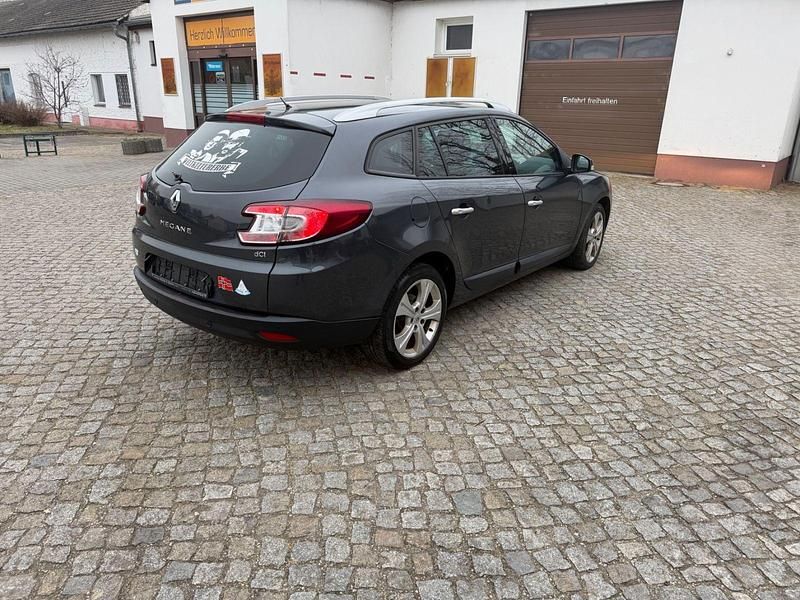 Gebraucht Renault Mégane GrandTour Dynamique 131 PS (96 kW) 2011 Grau Kombi