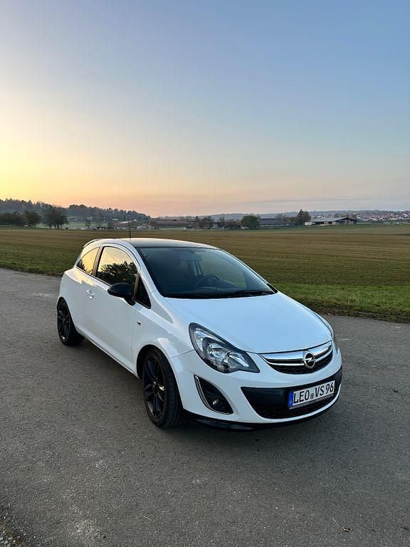 Weiß Gebraucht 2013 Opel Corsa Edition Kleinwagen | 3.199 € (Guter Preis) - Bild 1/4