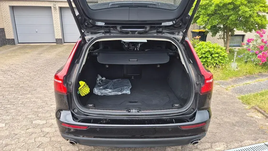 Gebraucht Volvo V60 Core 163 PS (119 kW) 2022 Schwarz Kombi