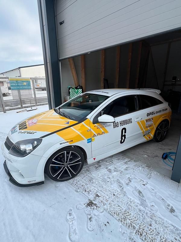 Weiß Gebraucht 2009 Opel Astra GTC Coupé | 3.150 € (Fairer Preis) - Bild 1/4