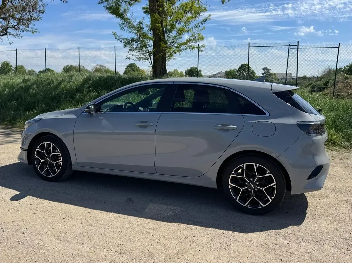 Gebraucht Kia Ceed 140 PS (102 kW) 2024 Grau Kleinwagen