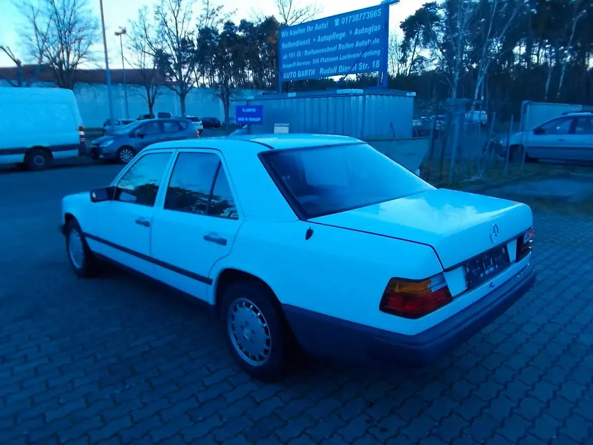 Gebraucht Mercedes E230 132 PS (97 kW) 1988 Weiß Limousine