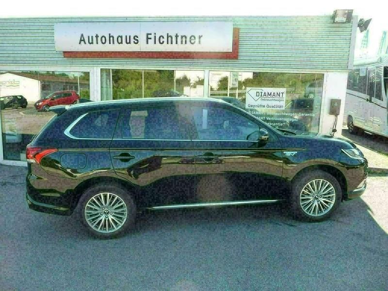 Gebraucht Mitsubishi Outlander P-HEV Intro Edition 135 PS (99 kW) 2019 Rubinschwarz SUV