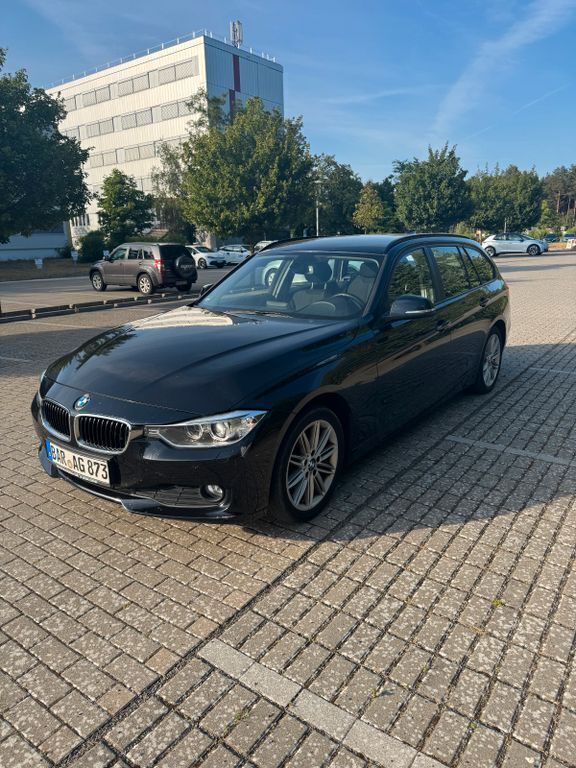 Schwarz Gebraucht 2012 BMW 320 Kombi | 10.800 € (Fairer Preis) - Bild 1/4