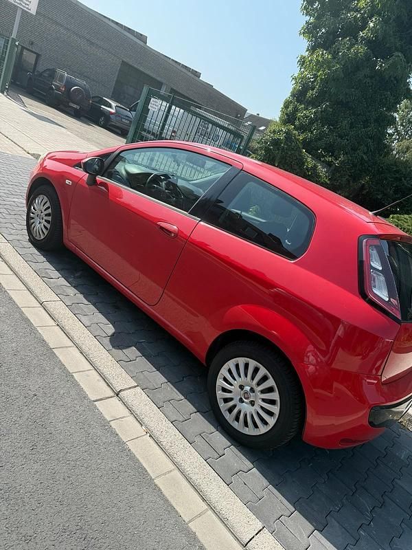 Rot Gebraucht 2011 Fiat Grande Punto Kleinwagen | 2.500 € (Teuer) - Bild 1/4