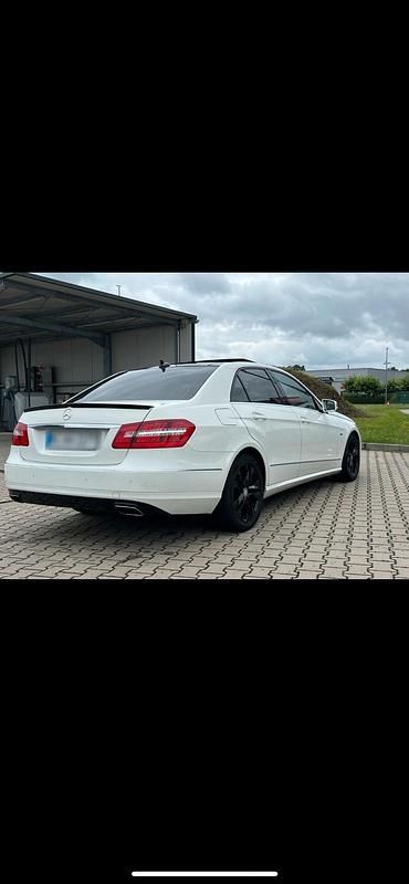 Weiß Gebraucht 2012 Mercedes E350 Limousine | 11.300 € (Etwas zu teuer) - Bild 1/4