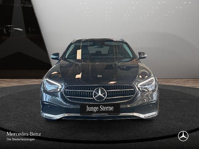 Grau Gebraucht 2022 Mercedes E220 Avantgarde Limousine | 41.890 € (Etwas zu teuer) - Bild 1/4