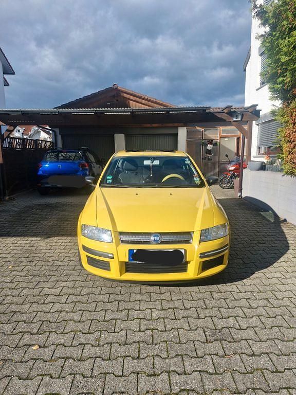 Gelb Gebraucht 2006 Fiat Stilo Limousine | 1.000 € (Guter Preis) - Bild 1/4