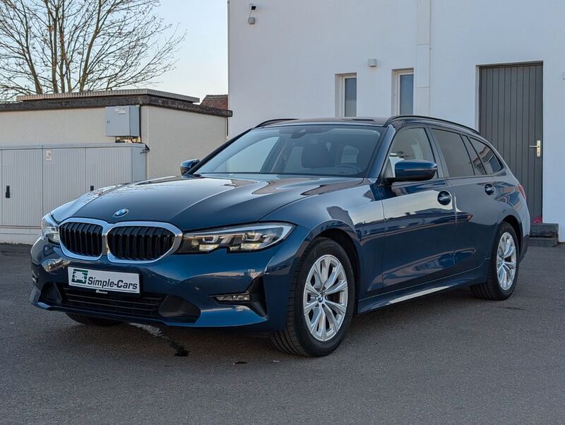 Blau Gebraucht 2021 BMW 318 Sport Line Kombi | 15.900 € (Superpreis) - Bild 1/4