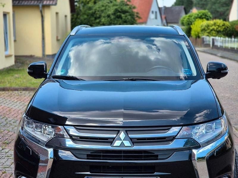 Schwarz Gebraucht 2017 Mitsubishi Outlander P-HEV SUV | 16.500 € (Fairer Preis) - Bild 1/4