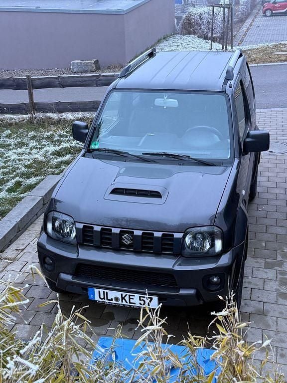 Grau Gebraucht 2016 Suzuki Jimny Comfort SUV | 17.600 € (Etwas zu teuer) - Bild 1/4