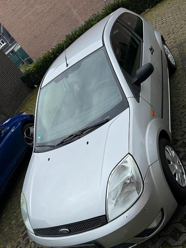 Gebraucht Ford Fiesta 70 PS (51 kW) 2003 Silber Kleinwagen