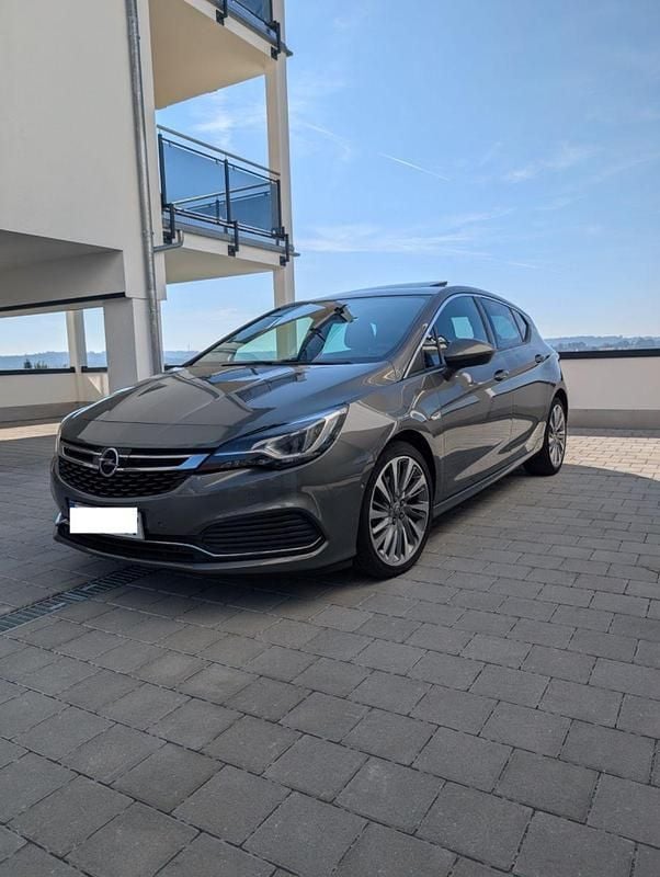 Grau Gebraucht 2019 Opel Astra Ultimate Limousine | 14.300 € (Fairer Preis) - Bild 1/4