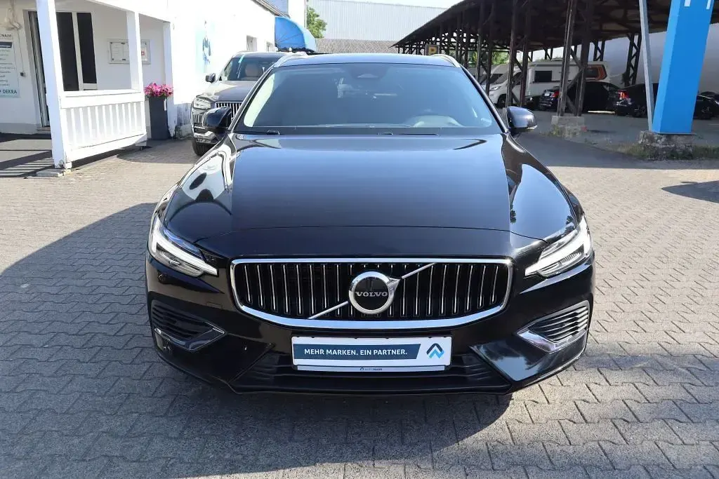 Gebraucht Volvo V60 Core 253 PS (186 kW) 2023 Onyx black Kombi