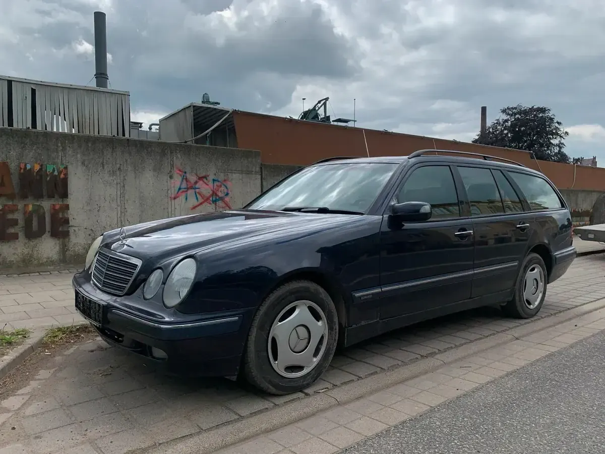Gebraucht Mercedes E240 170 PS (125 kW) 2001 Blau Kombi