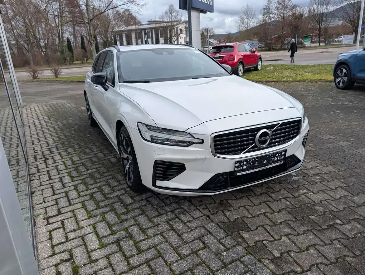 Gebraucht Volvo V60 R-Design 341 PS (250 kW) 2020 Crystal white Kombi