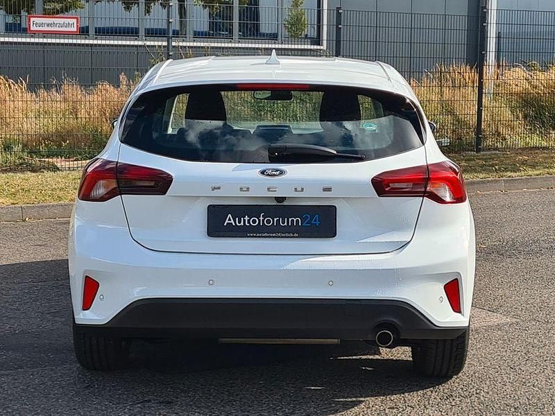 Usado Ford Focus Cool & Connect 120 HP (88 kW) 2022 Branco Sedan