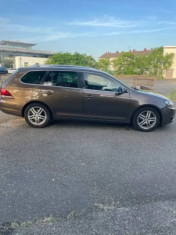 Gebraucht VW Golf VI Style 122 PS (89 kW) 2011 Braun Kleinwagen
