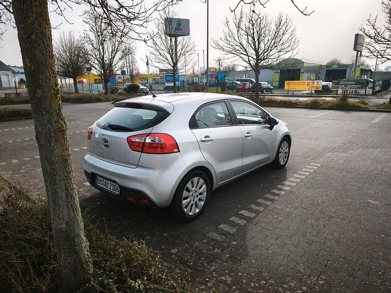 Gebraucht Kia Rio Edition 7 109 PS (80 kW) 2012 Silber Limousine