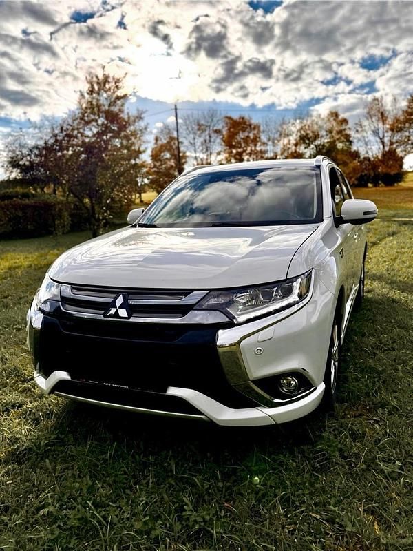Weiß Gebraucht 2018 Mitsubishi Outlander P-HEV SUV | 14.700 € - Bild 1/4