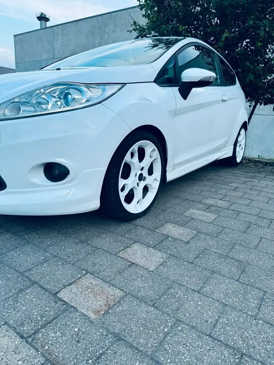 Gebraucht Ford Fiesta 135 PS (99 kW) 2011 Weiß Kleinwagen