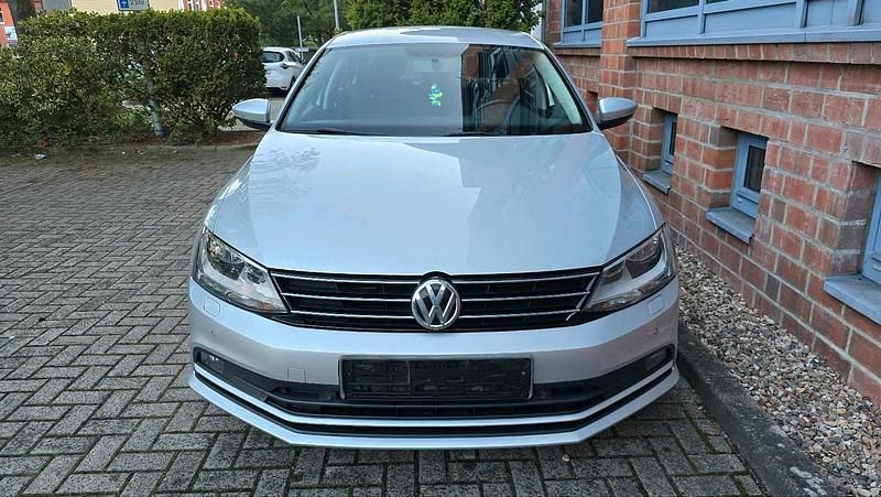 Silber Gebraucht 2015 VW Jetta Limousine | 8.190 € (Fairer Preis) - Bild 1/4