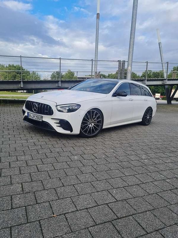 Weiß Gebraucht 2017 Mercedes E220 AMG Kombi | 30.950 € - Bild 1/4