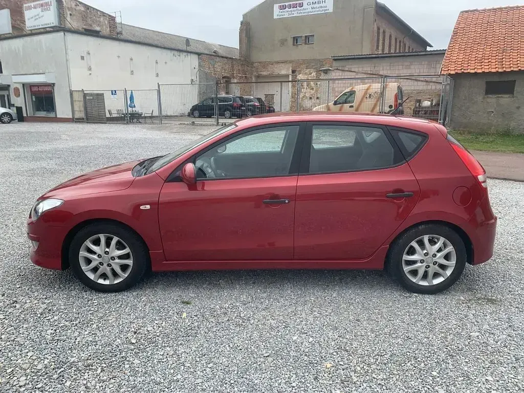 Gebraucht Hyundai i30 Edition 105 PS (77 kW) 2012 Rot Limousine