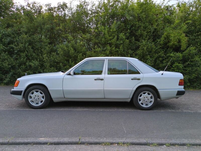 Weiß Gebraucht 1992 Mercedes 260 Limousine | 8.500 € - Bild 1/4