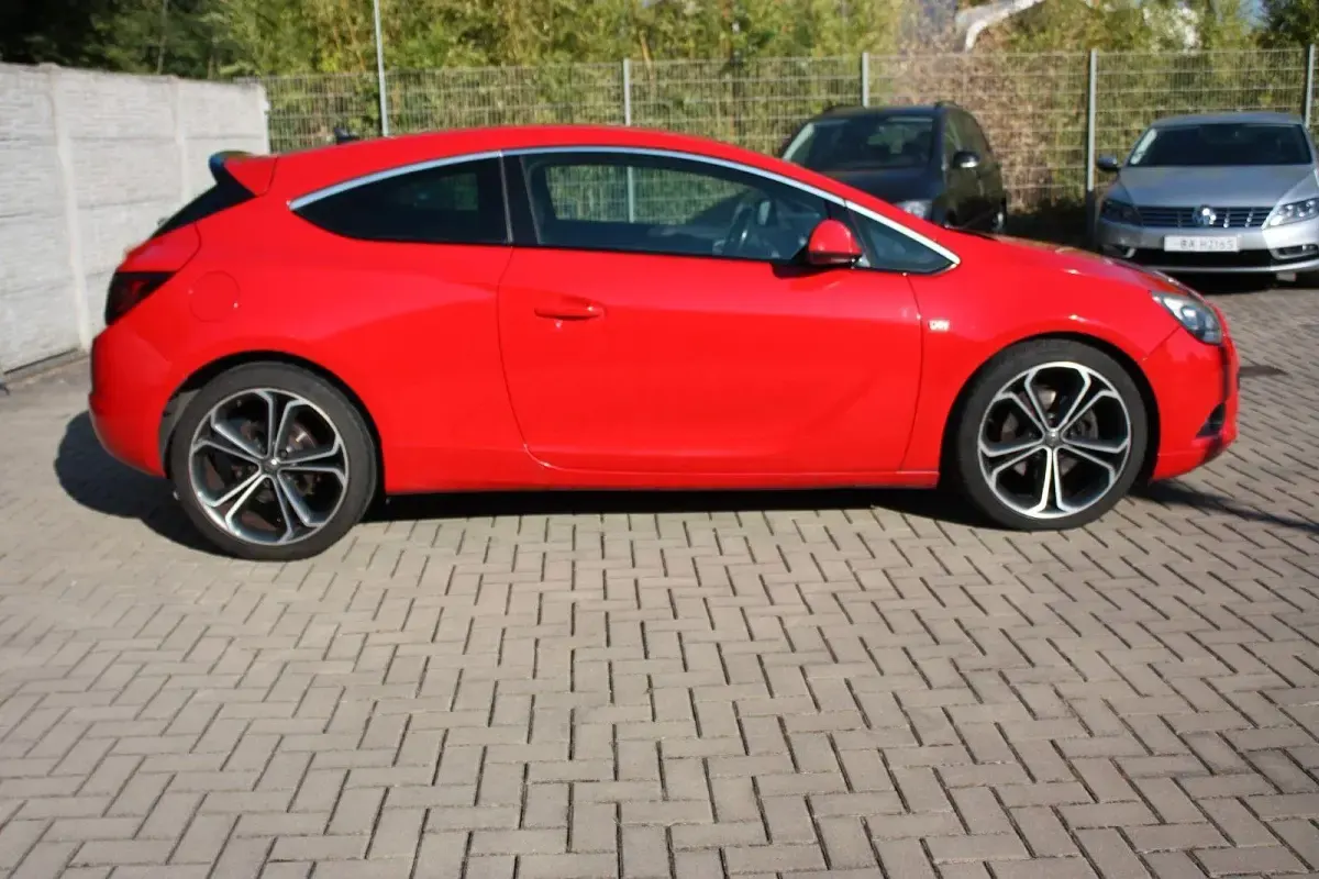 Gebraucht Opel Astra GTC Innovation 165 PS (121 kW) 2012 Rot Coupé