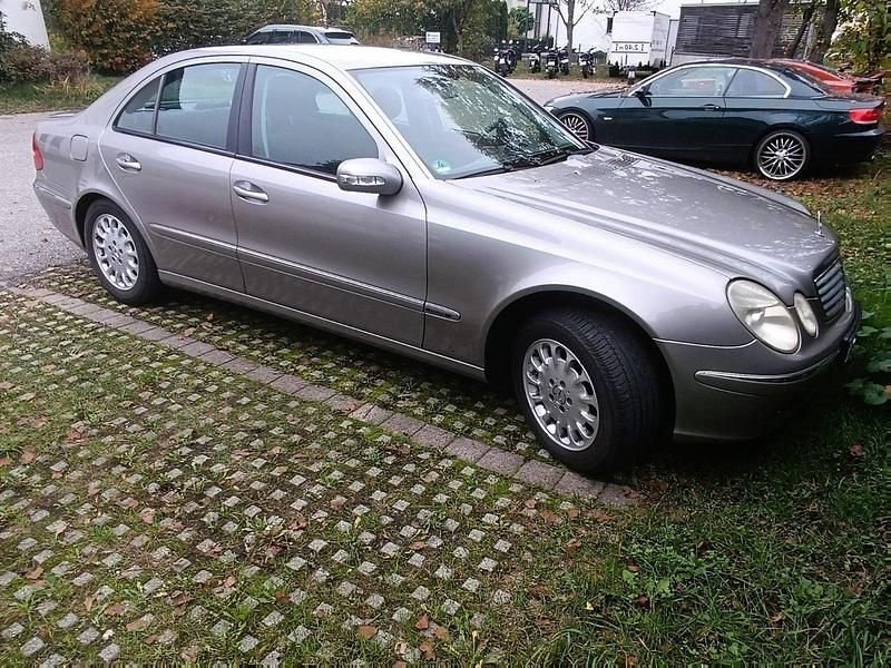 Braun Gebraucht 2005 Mercedes E220 Limousine | 2.999 € (Fairer Preis) - Bild 1/4