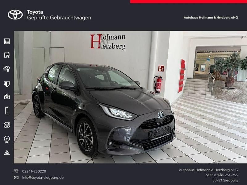 Marlingrau metallic Gebraucht 2022 Toyota Yaris Hybrid Basis Limousine | 20.490 € (Fairer Preis) - Bild 1/4