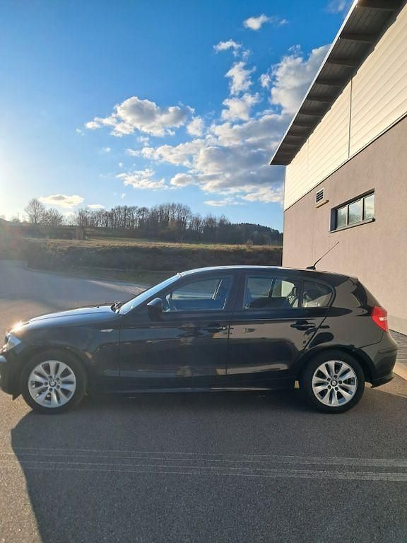 Gebraucht BMW 116 122 PS (89 kW) 2010 Schwarz Kleinwagen