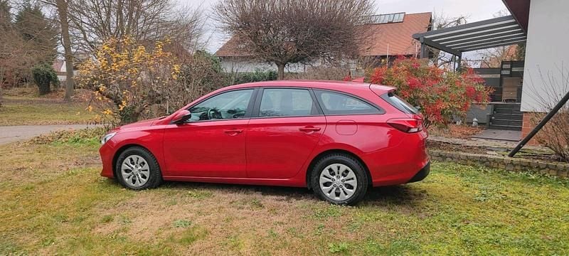 Gebraucht Hyundai i30 120 PS (88 kW) 2019 Rot Kombi