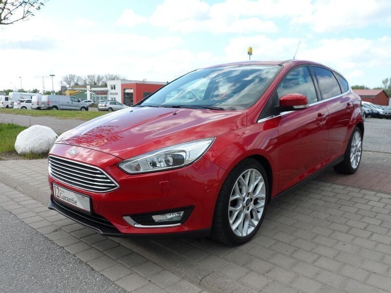 Rot Gebraucht 2015 Ford Focus Titanium Limousine | 12.290 € (Fairer Preis) - Bild 1/4