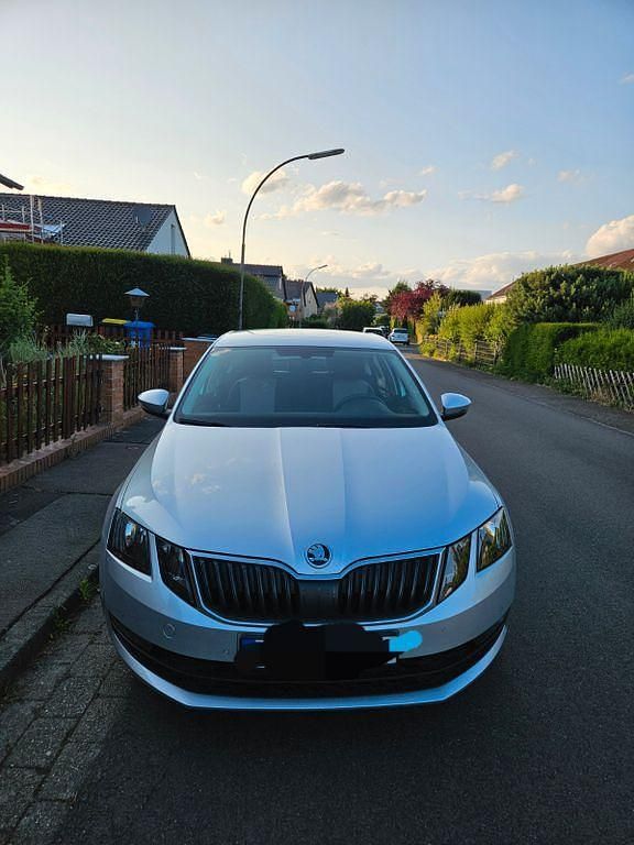 Silber Gebraucht 2018 Skoda Octavia Ambition Limousine | 14.100 € (Superpreis) - Bild 1/4
