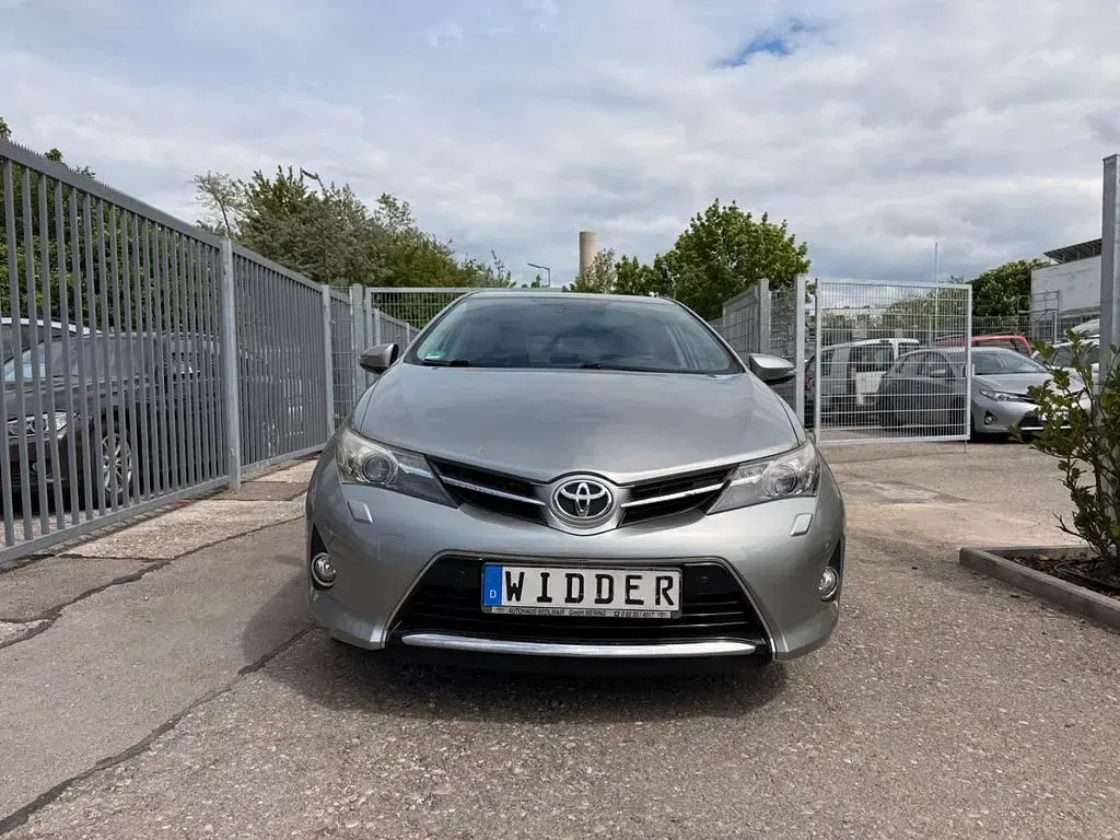 Gebraucht Toyota Auris 132 PS (97 kW) 2015 Silber Limousine