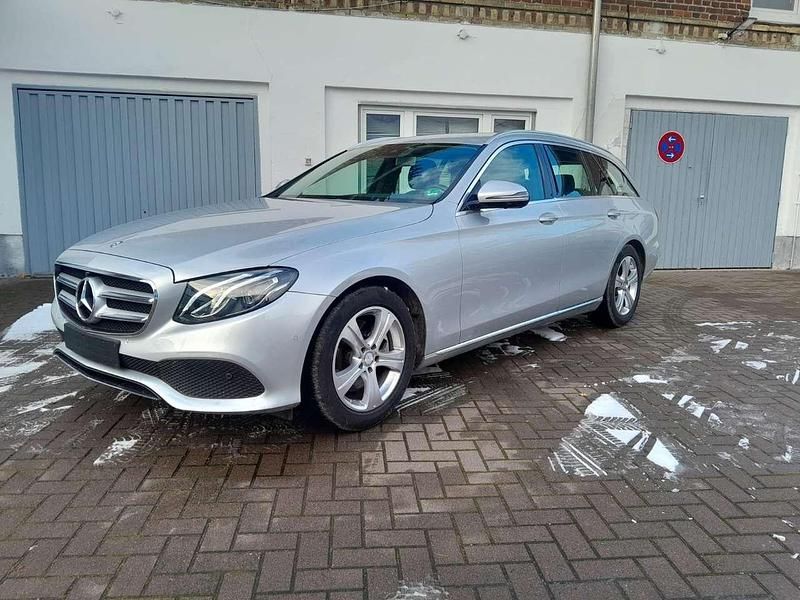 Iridiumsilber metalliclack Gebraucht 2017 Mercedes E250 Kombi | 24.500 € (Fairer Preis) - Bild 1/4