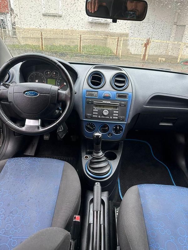 Gebraucht Ford Fiesta 69 PS (50 kW) 2007 Grau Kleinwagen