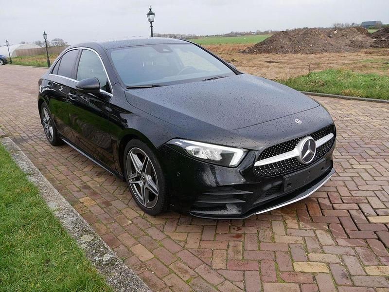 Schwarz Gebraucht 2019 Mercedes A180 AMG line Limousine | 19.359 € (Fairer Preis) - Bild 1/4