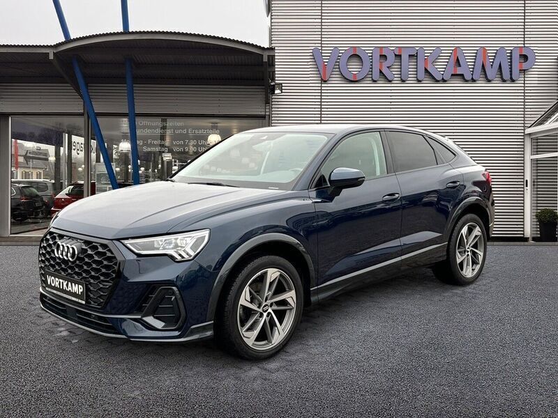 Kosmosblau (metallic) Gebraucht 2020 Audi Q3 Sportback Ambiente SUV | 32.480 € (Fairer Preis) - Bild 1/4