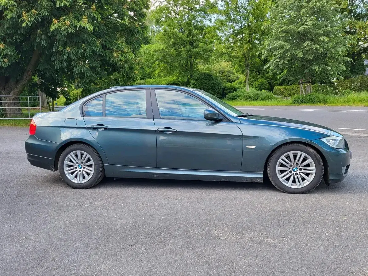 Gebraucht BMW 320 177 PS (130 kW) 2010 Grün Limousine