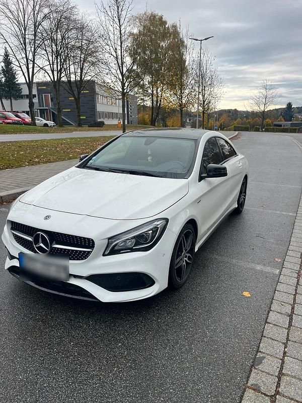 Weiß Gebraucht 2018 Mercedes CLA180 AMG line Limousine | 20.800 € (Etwas zu teuer) - Bild 1/4
