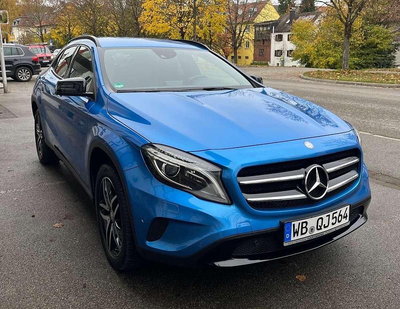 Blau Gebraucht 2015 Mercedes GLA200 Urban SUV | 12.500 € (Guter Preis) - Bild 1/4
