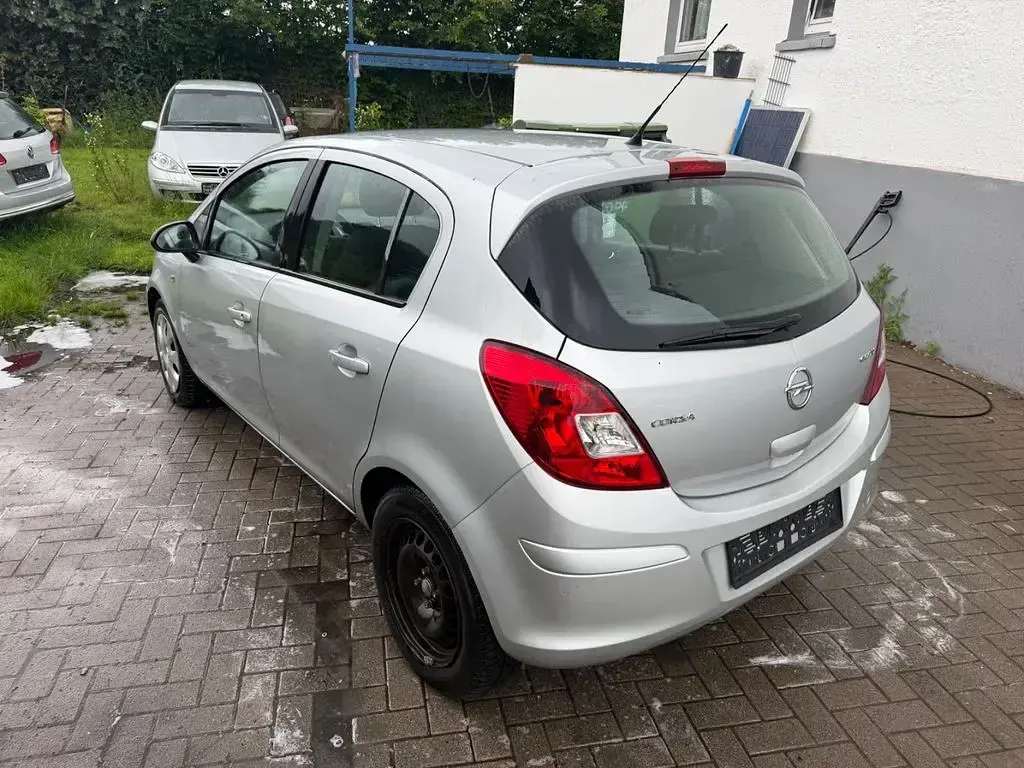 Gebraucht Opel Corsa Edition 75 PS (55 kW) 2012 Silber Kleinwagen