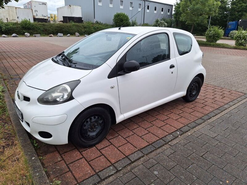 Weiß Gebraucht 2010 Toyota Aygo Kleinwagen | 1.250 € (Fairer Preis) - Bild 1/4