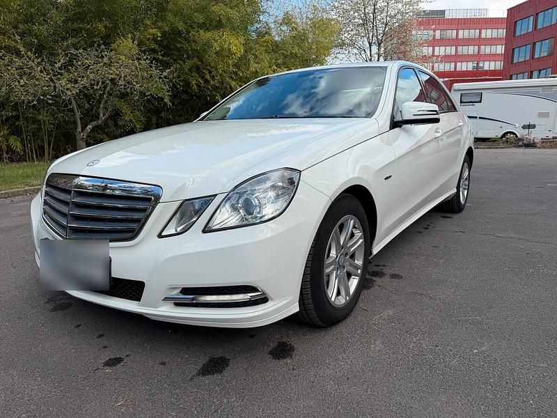 Gebraucht Mercedes E200 Avantgarde 136 PS (100 kW) 2011 Weiß Limousine